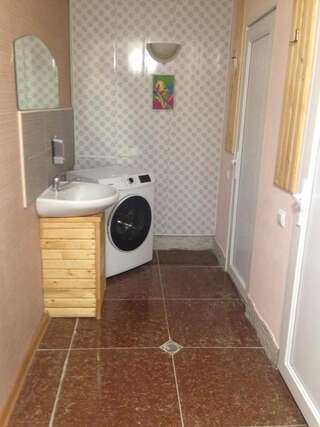Хостелы hostel kopala Тбилиси Просторный двухместный номер с 2 отдельными кроватями-5