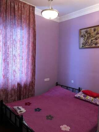 Хостелы hostel kopala Тбилиси Просторный двухместный номер с 2 отдельными кроватями-9