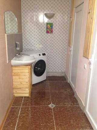 Хостелы hostel kopala Тбилиси Просторный двухместный номер с 2 отдельными кроватями-14